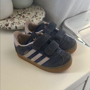 Adidas Gazelle Toddler Sneakers in Night Indigo Wonder Taupe Gum